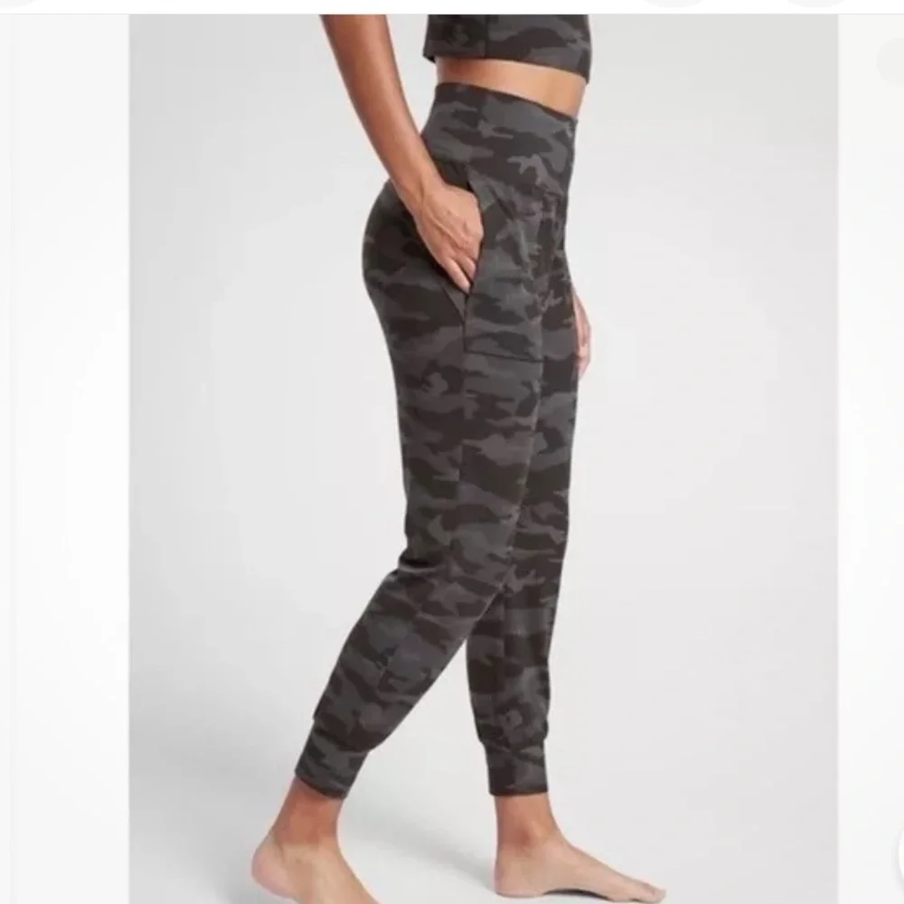 Athleta Black Camo Salutation Jogger Pant W-964 Size XS